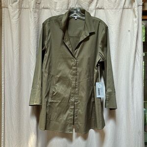 Olive green top with pockets70%cotton 20%nylon never worn